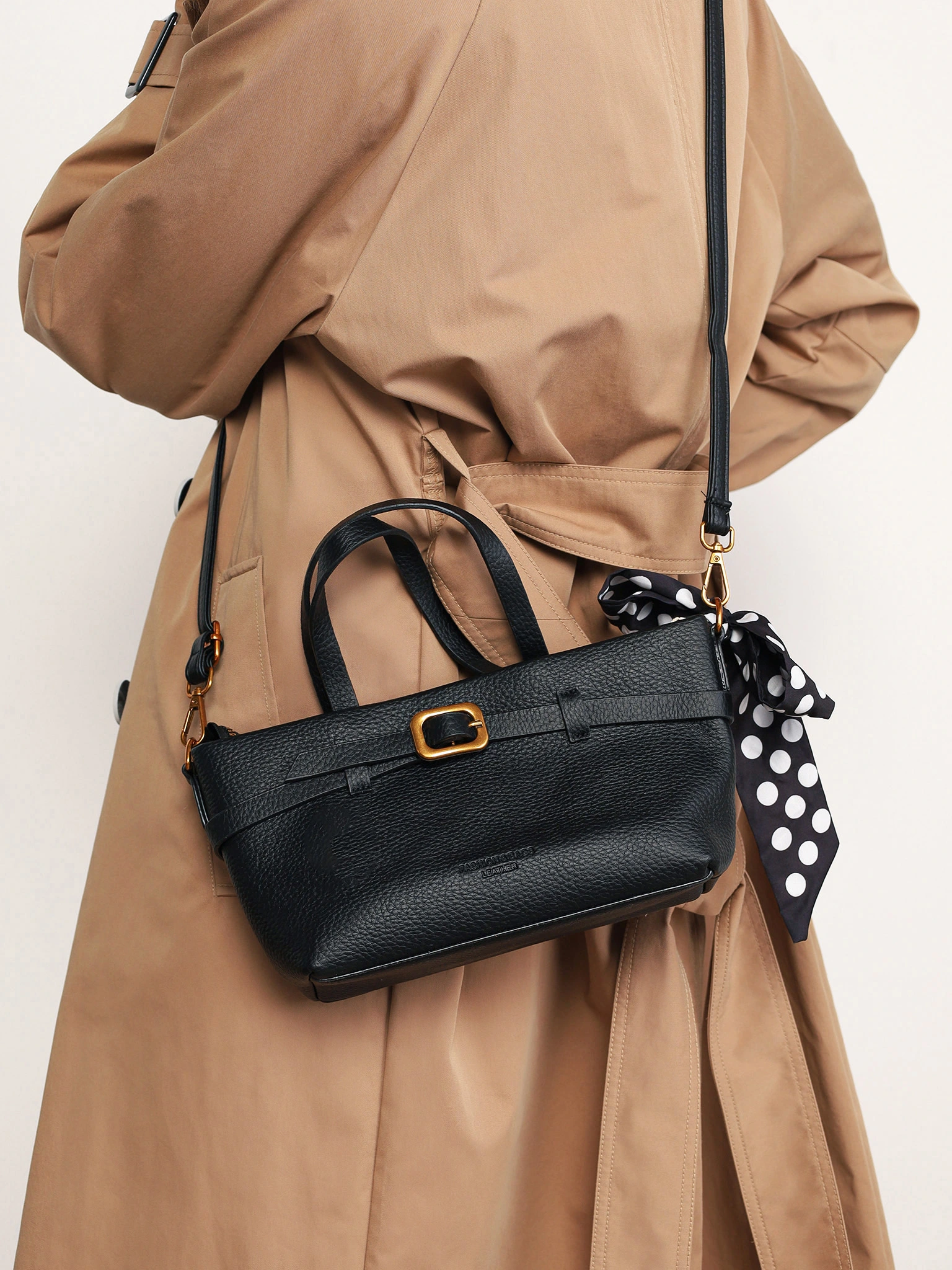 Сумка-тоут с декоративным платком и ремешком с пряжкой в ассортименте